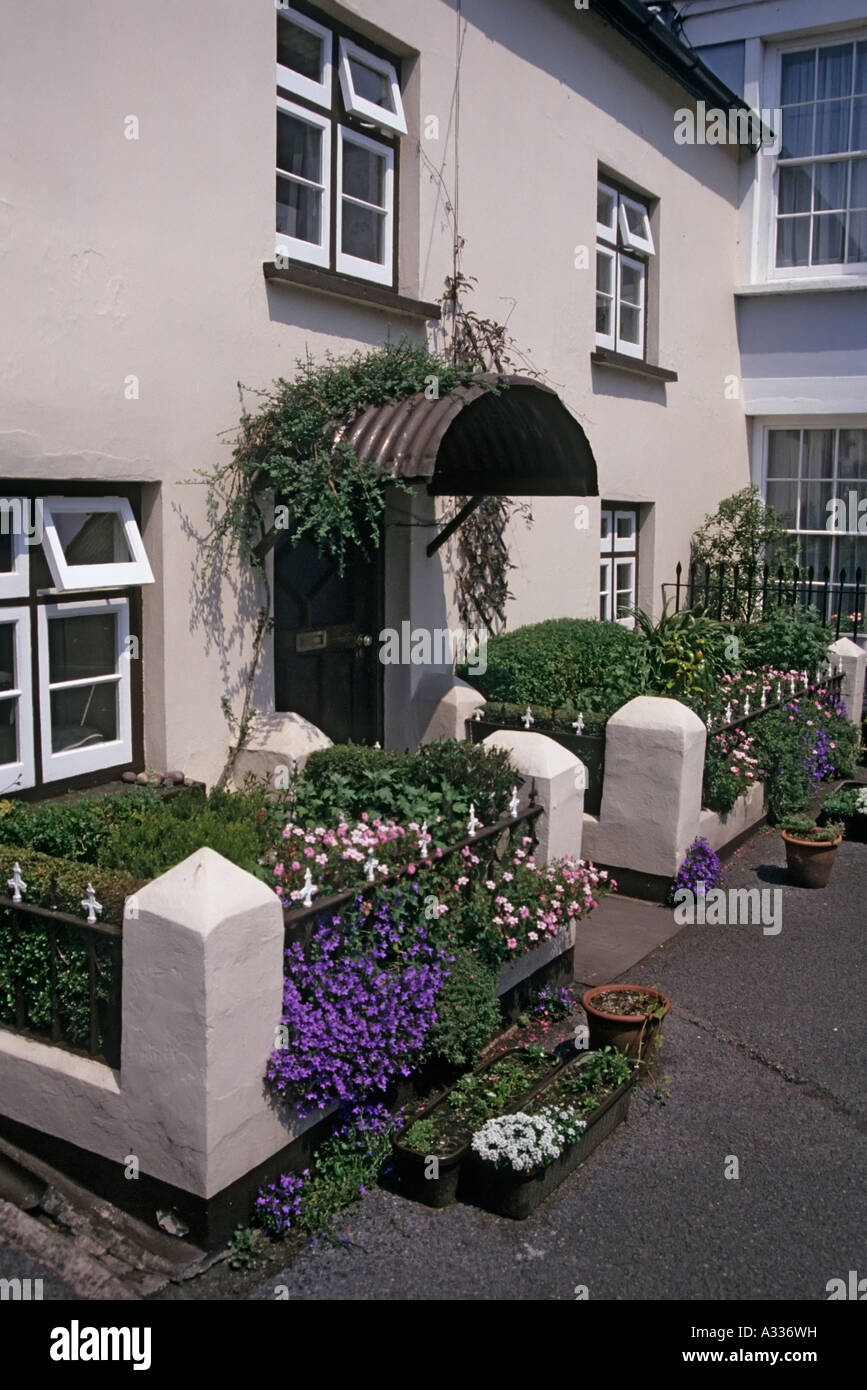 Cottage dans la ville avec jardin fleuri Brecon Wales UK Banque D'Images