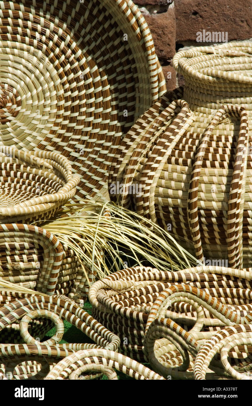 De l'échantillonnage à la main dans des paniers de Sweetgrass Street Market Charleston en Caroline du Sud Banque D'Images