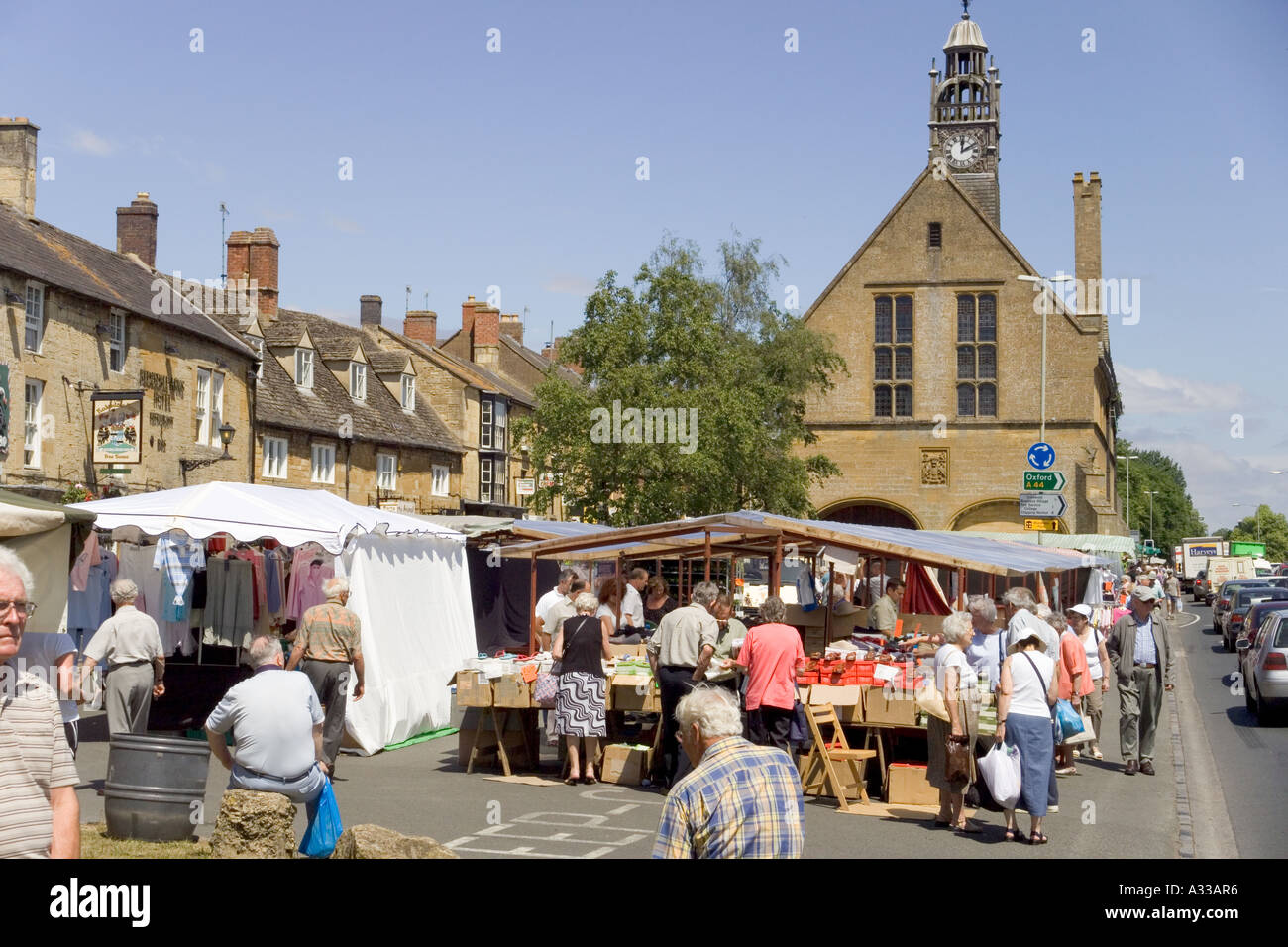 Le jour du marché au Cotswold ville de Moreton in Marsh, Gloucestershire Banque D'Images