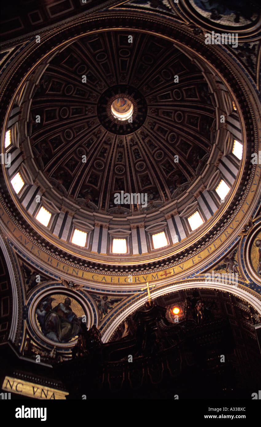 Vue intérieure de la coupole de la Basilique Saint Pierre , Rome, Italie Banque D'Images