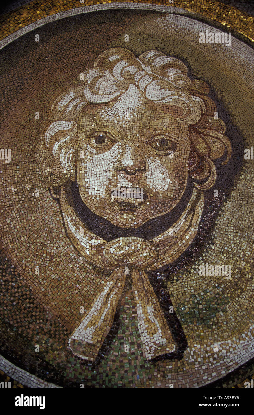 Façade en mosaïque sur le mur intérieur de la coupole de St Peter's, Rome, Italie Banque D'Images