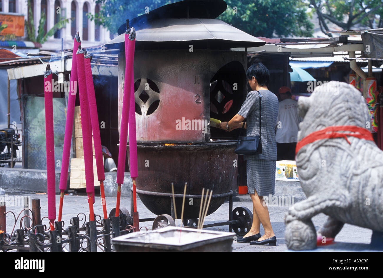 Les fidèles des Pitt Street Temple Penang Malaisie avec le géant d'encens Banque D'Images