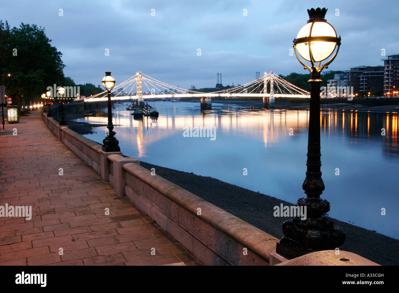 Albert Bridge illuminé à la tombée de la Tamise Chelsea Londres Banque D'Images