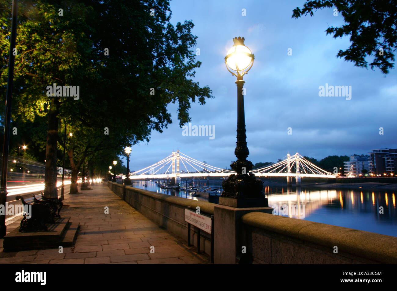 Albert Bridge illuminé à la tombée de la Tamise Chelsea Londres Banque D'Images