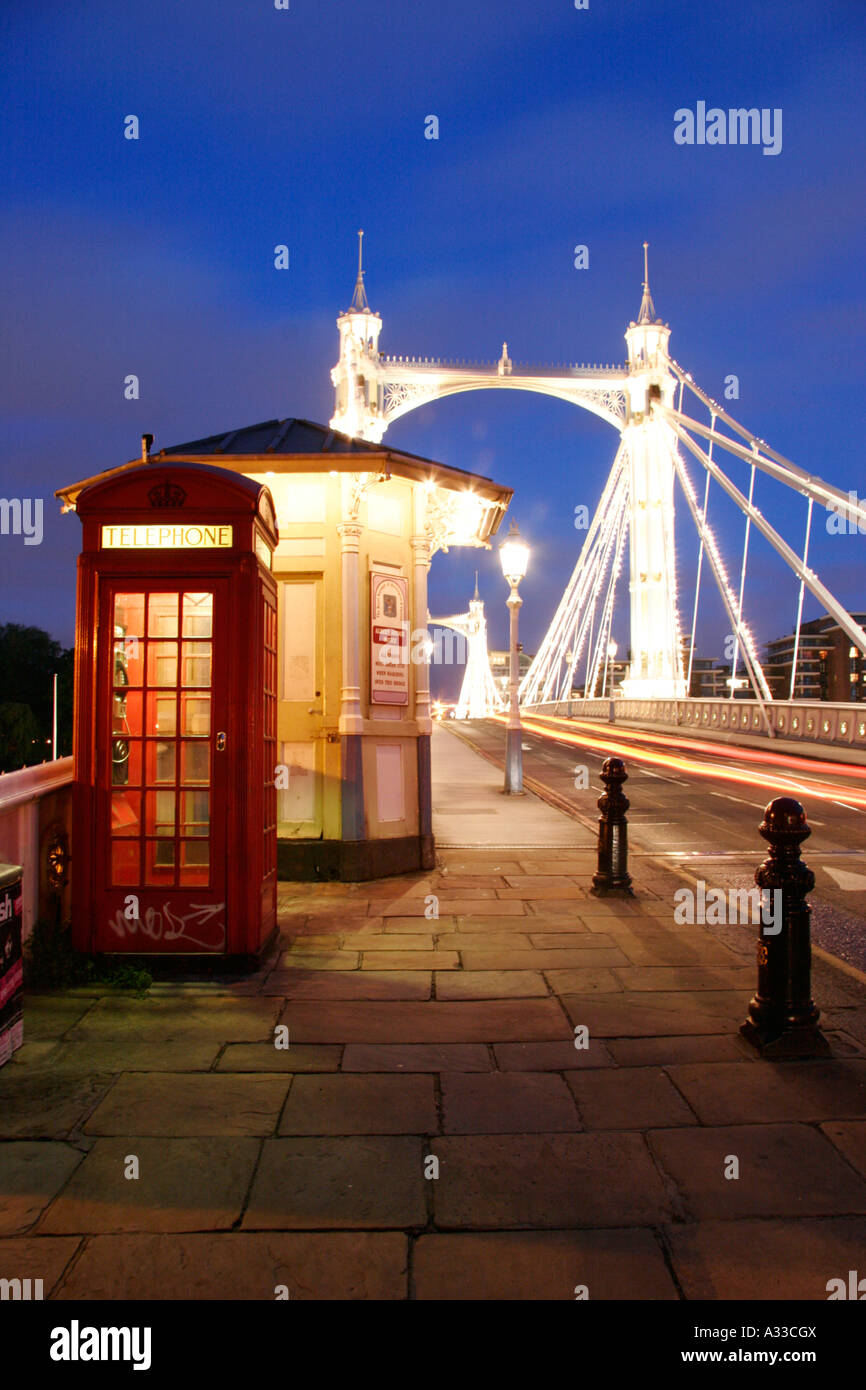 Albert Bridge illuminé à la tombée de la cabine téléphonique Location Light Trails Chelsea Londres Banque D'Images