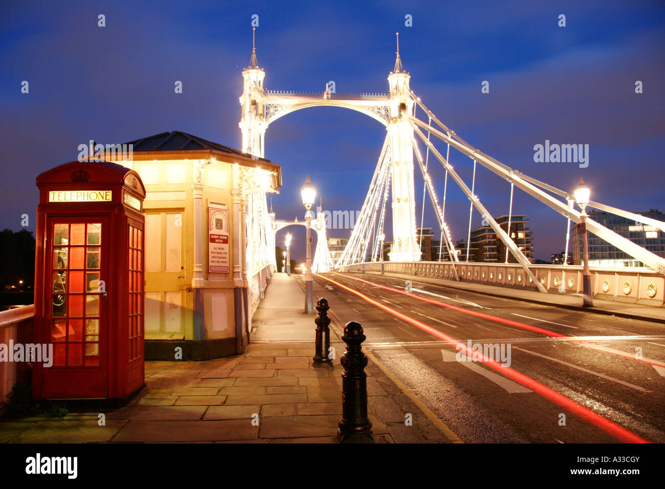 Albert Bridge illuminé à la tombée de la cabine téléphonique Location Light Trails Chelsea Londres Banque D'Images