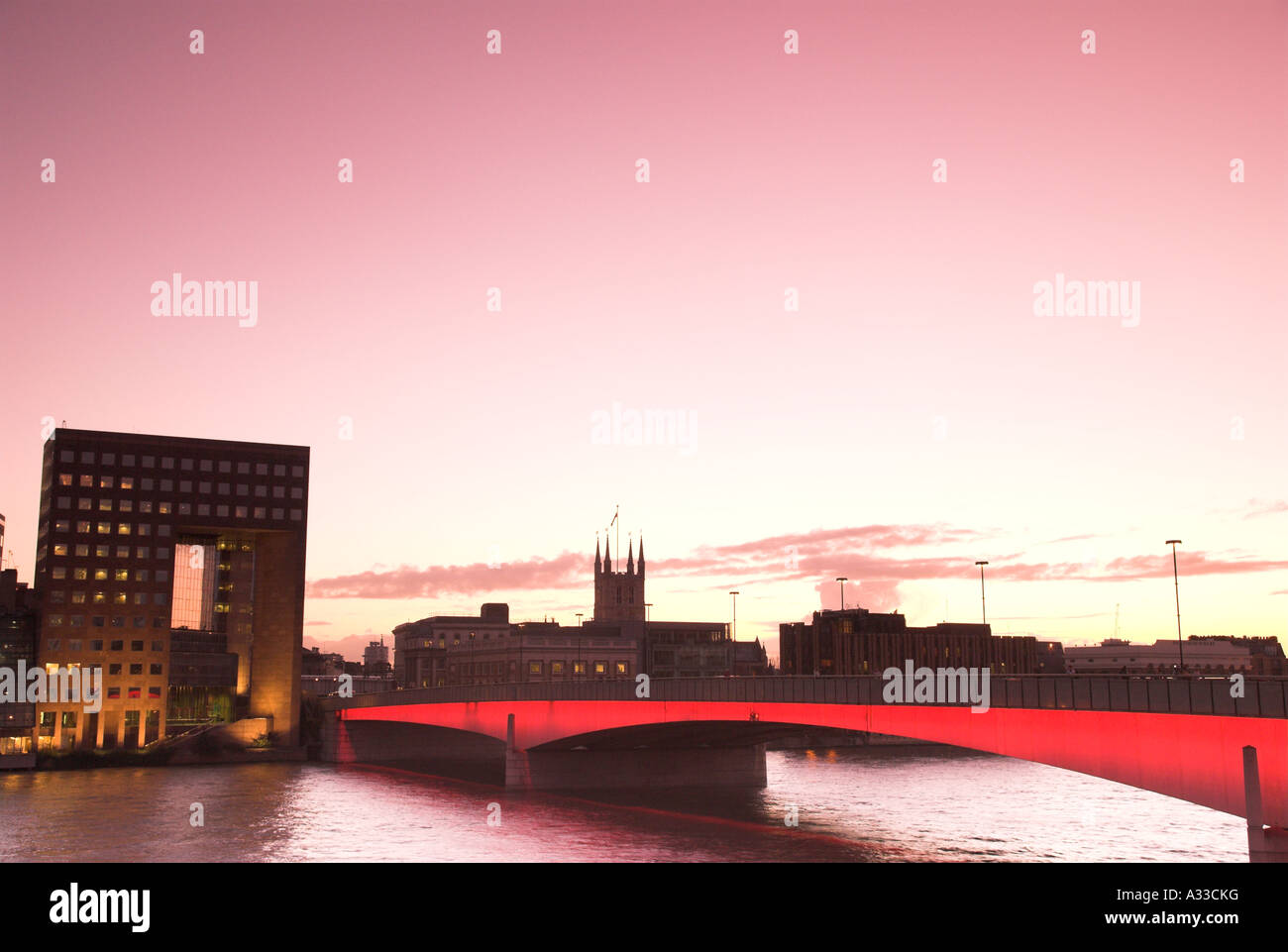 London Bridge au coucher du soleil Tamise La cathédrale de Southwark London England Banque D'Images