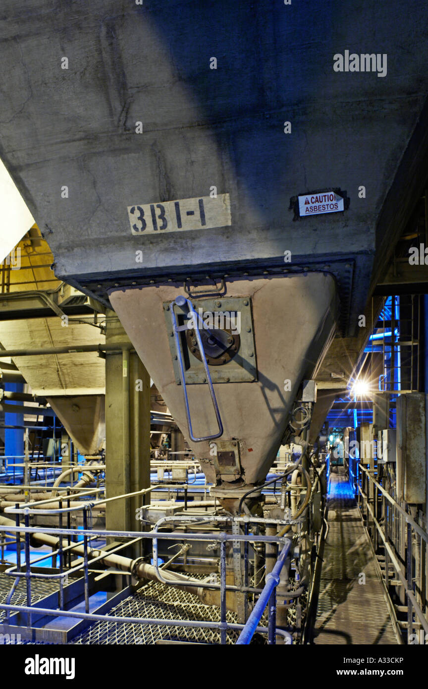 Les larves à l'intérieur d'une centrale thermique au charbon pour la collecte des cendres brûlées prêt à être traité, UK Banque D'Images