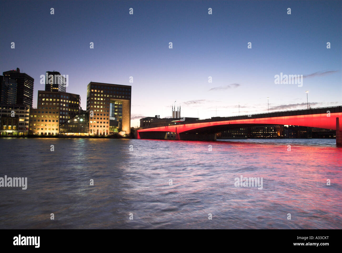 London Bridge au coucher du soleil Tamise La cathédrale de Southwark London England Banque D'Images