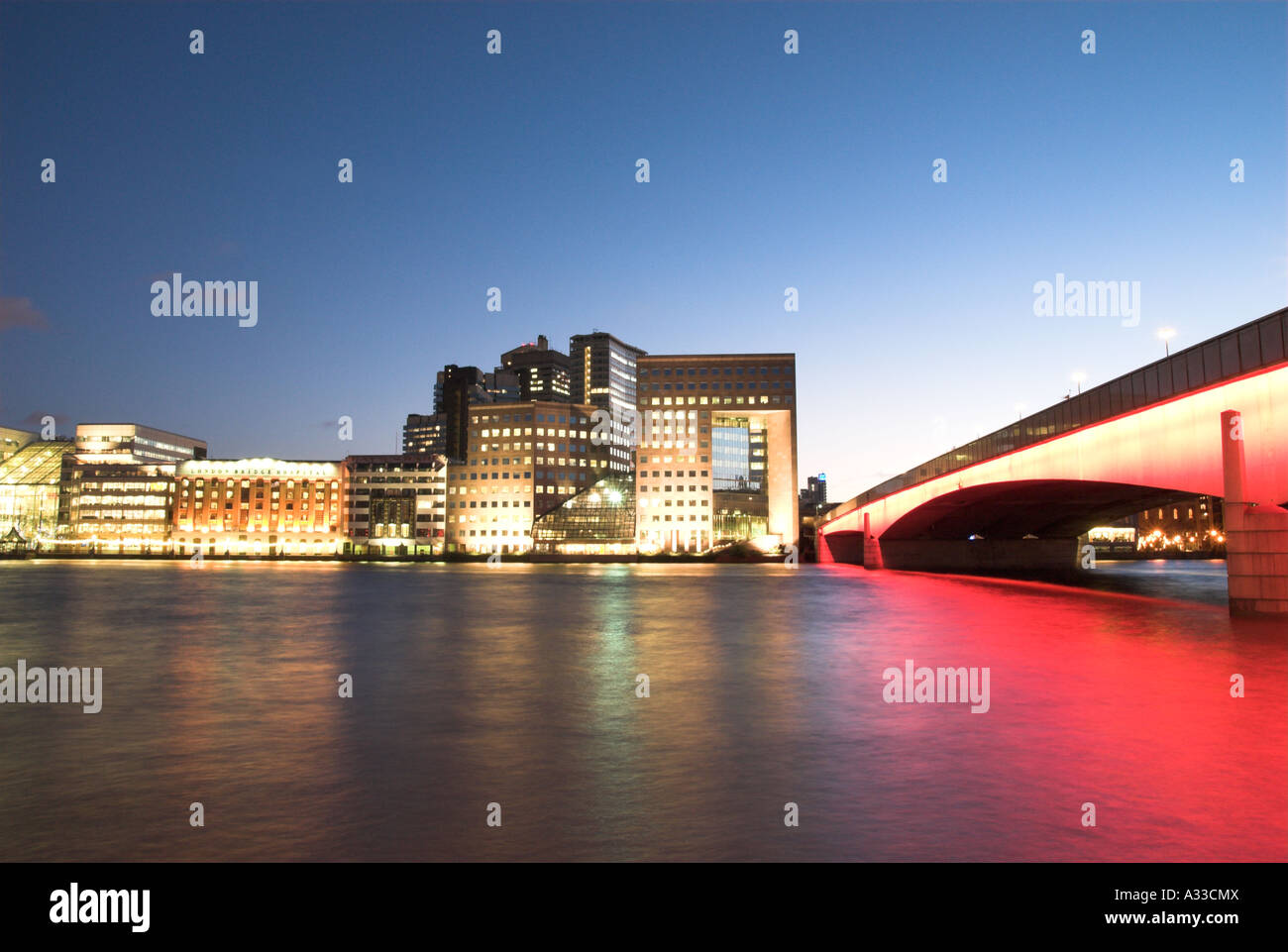 London Bridge au coucher du soleil Tamise Londres Angleterre Banque D'Images