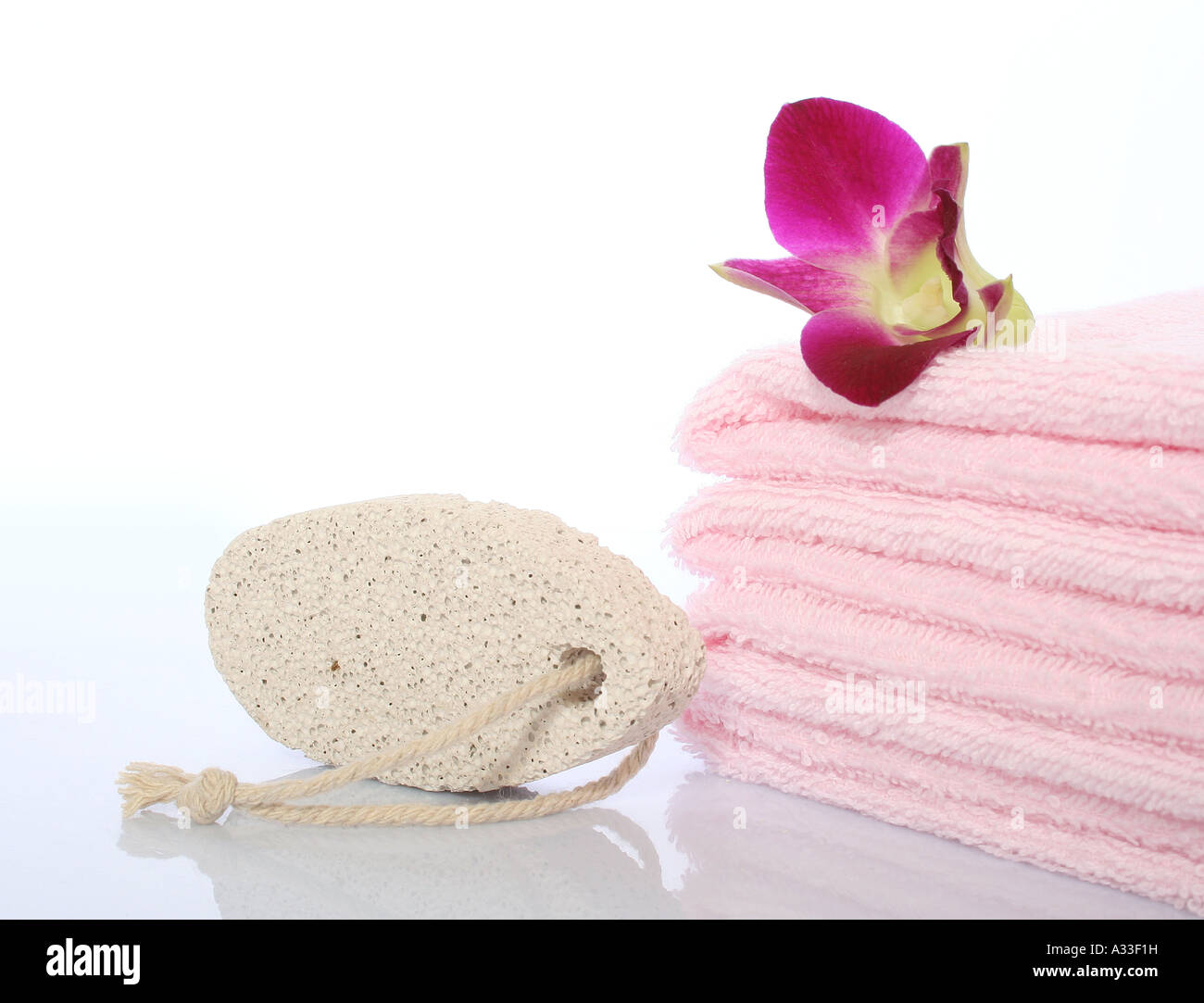 Serviette et orchid et pierres pour massage Banque D'Images