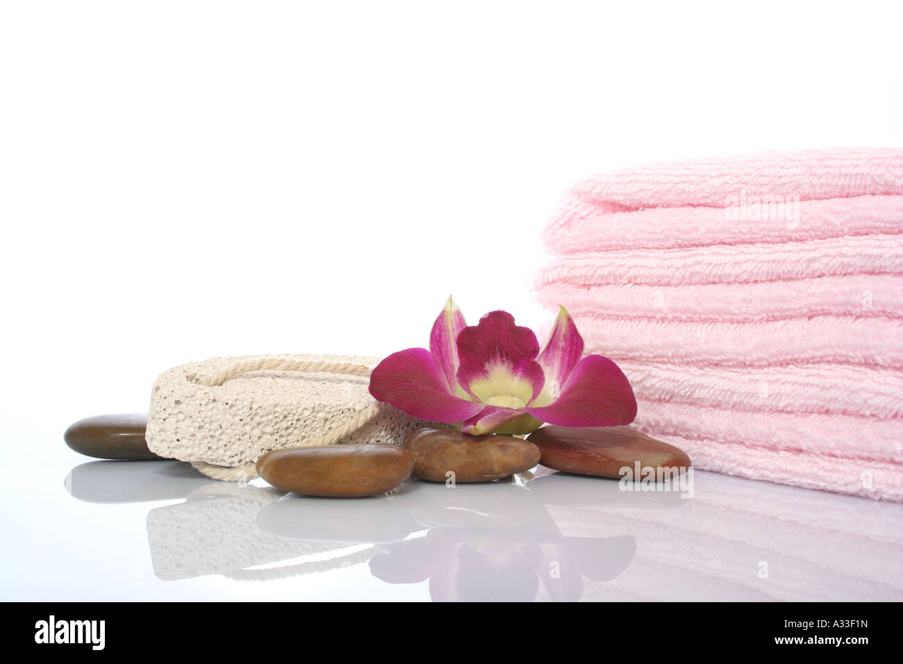 Orchidée serviette et pierre ponce pierre de rivière pour massage Banque D'Images