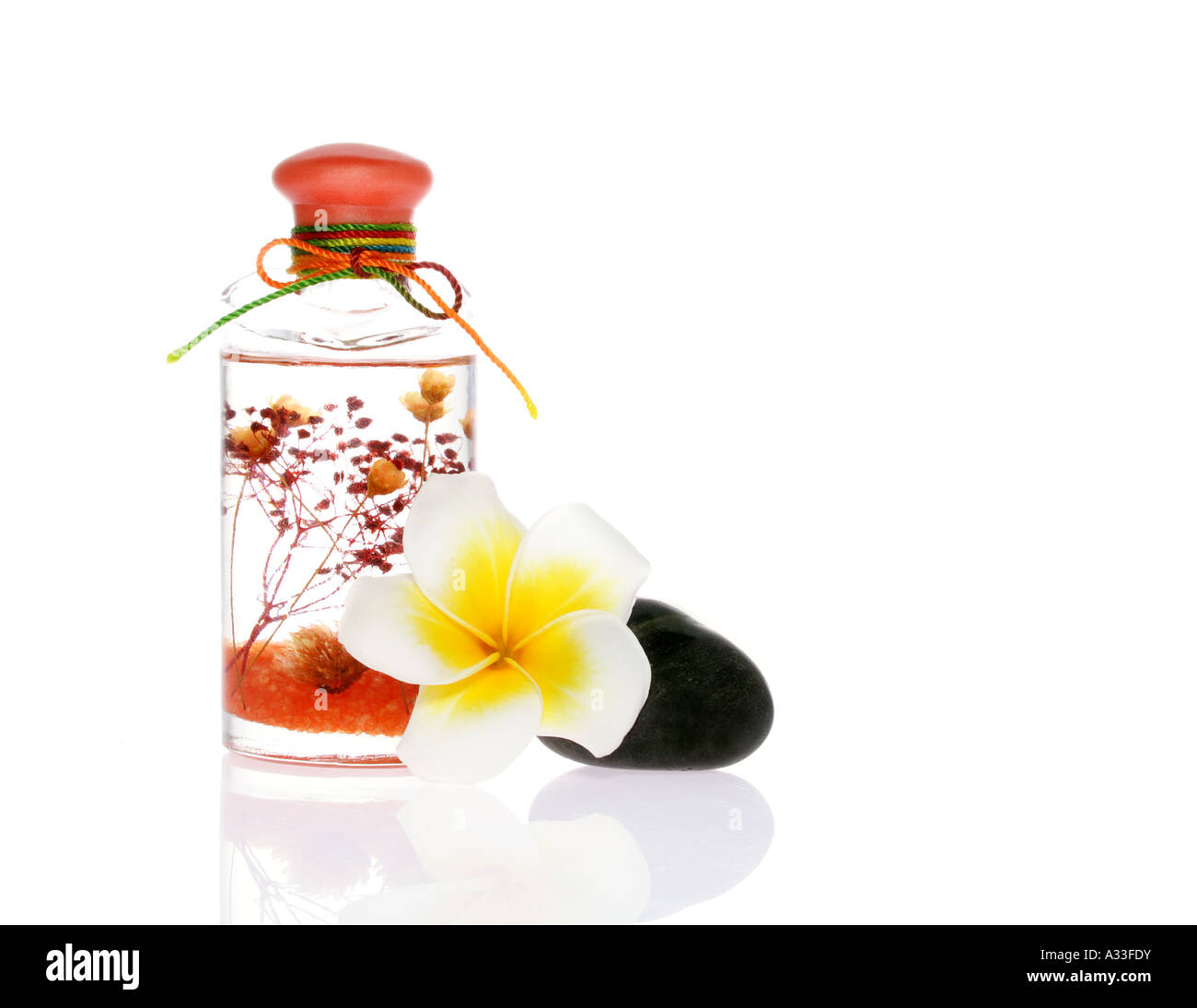 La vie encore de l'huile de parfum fleur de frangipanier et de galets Banque D'Images