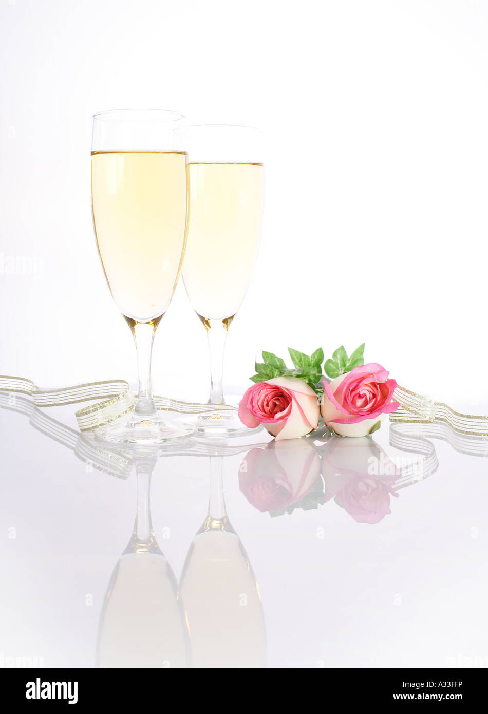 Roses et champagne avec ruban Banque D'Images
