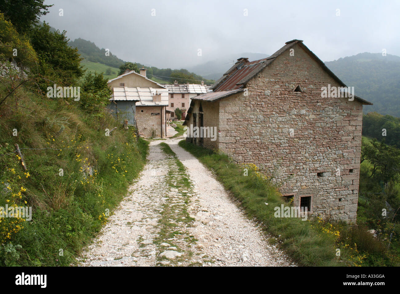 Architecture rurale traditionnelle dans le hameau éloigné de Merli dans le Monti Lessini Hills au nord de Vérone, Italie Banque D'Images