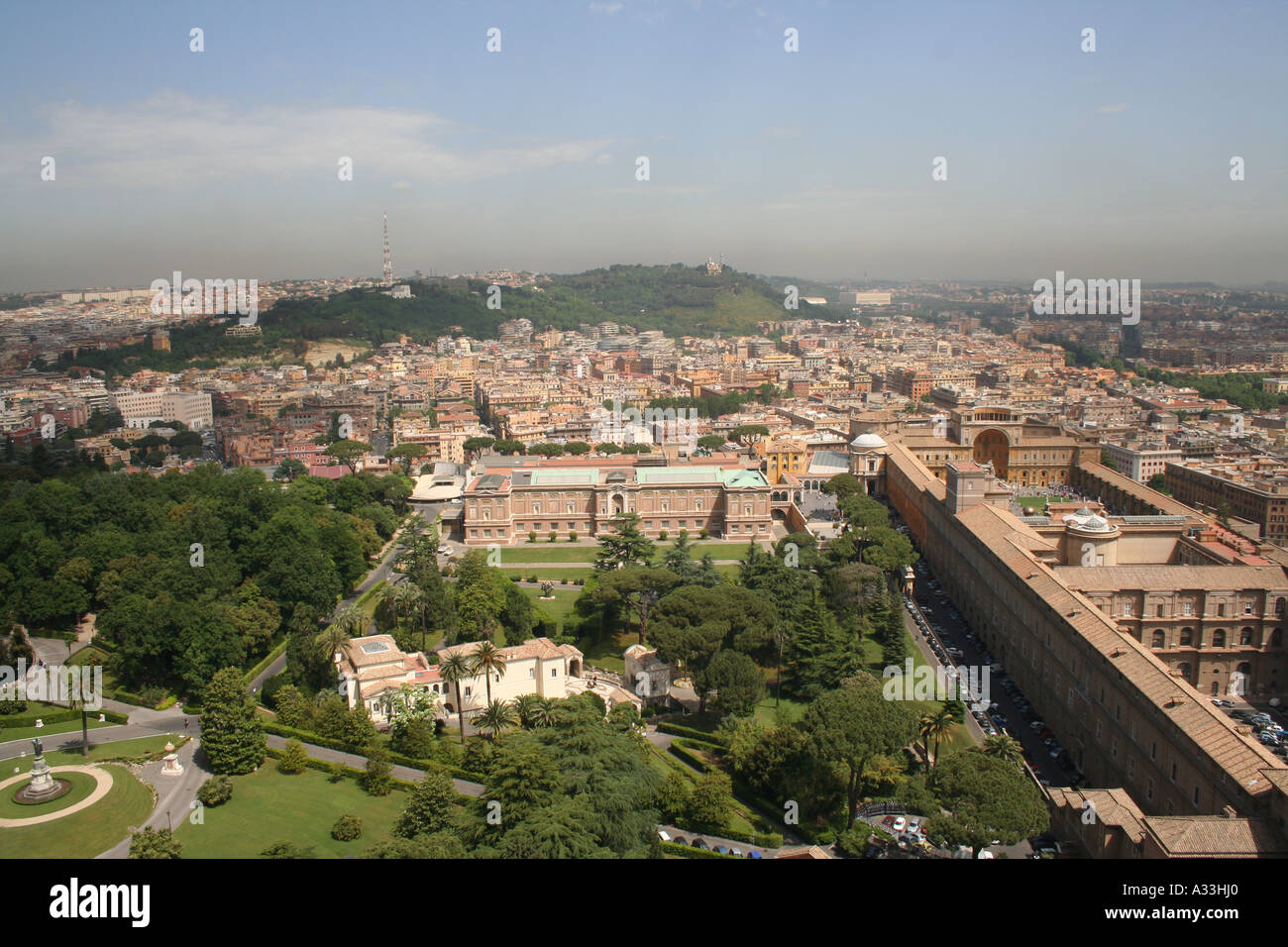 Magnifique panorama depuis le toit de la Cité du Vatican sur les jardins et les collines de la capitale de Rome, Latium, Italie Banque D'Images