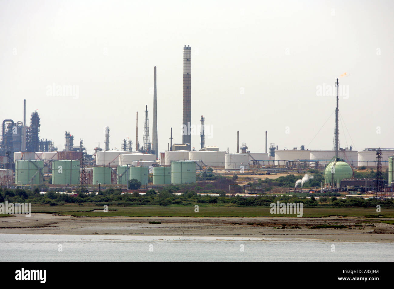 Raffinerie de pétrole de fawley situé sur l'estuaire de Southampton Solent angleterre Banque D'Images