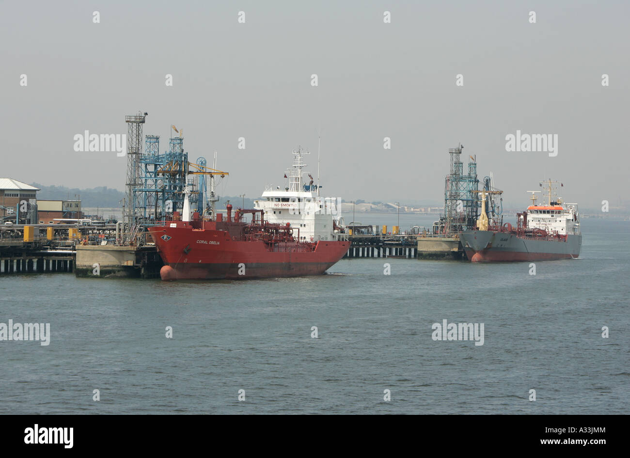 Les navires-citernes d'huile et d'essence à quai à la raffinerie de Fawley sur l'estuaire de Southampton Solent uk Banque D'Images