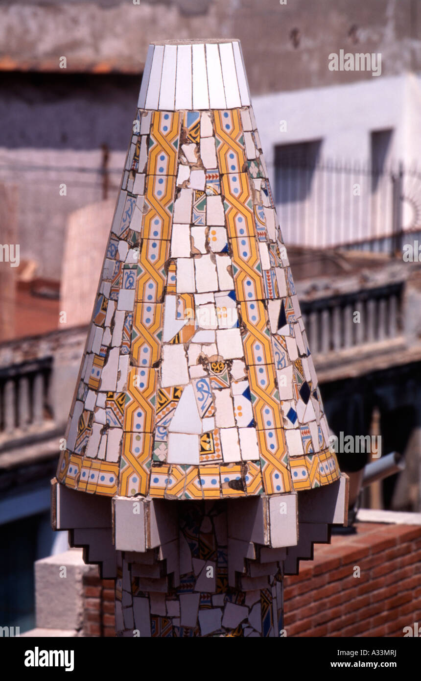 L'une des cheminées sur le toit de Palau Guell par Antoni Gaudi Barcelone Espagne Banque D'Images