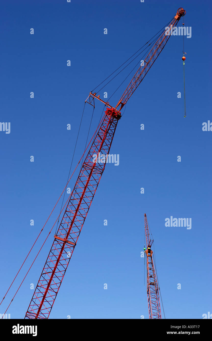 Les grues de construction contre le ciel bleu orlando florida usa Banque D'Images