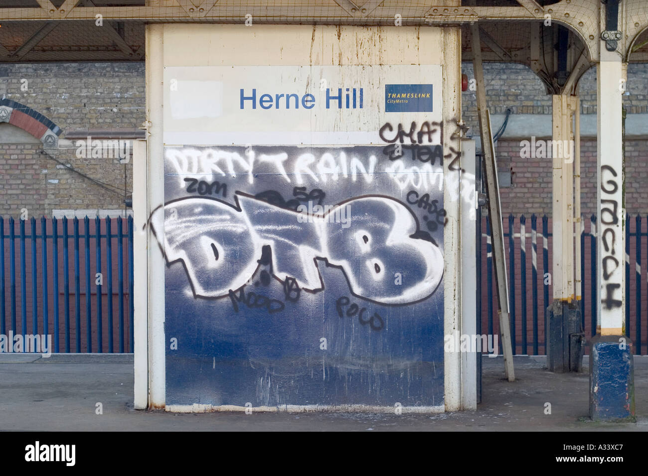 Graffiti et Tags. La gare de Herne Hill, Londres, Angleterre Banque D'Images