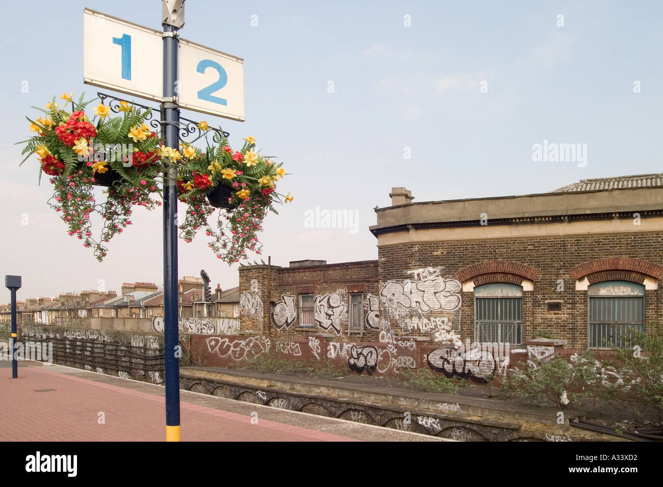 Des fleurs en plastique et de graffitis. Loughborough Junction Station, Londres, Angleterre Banque D'Images