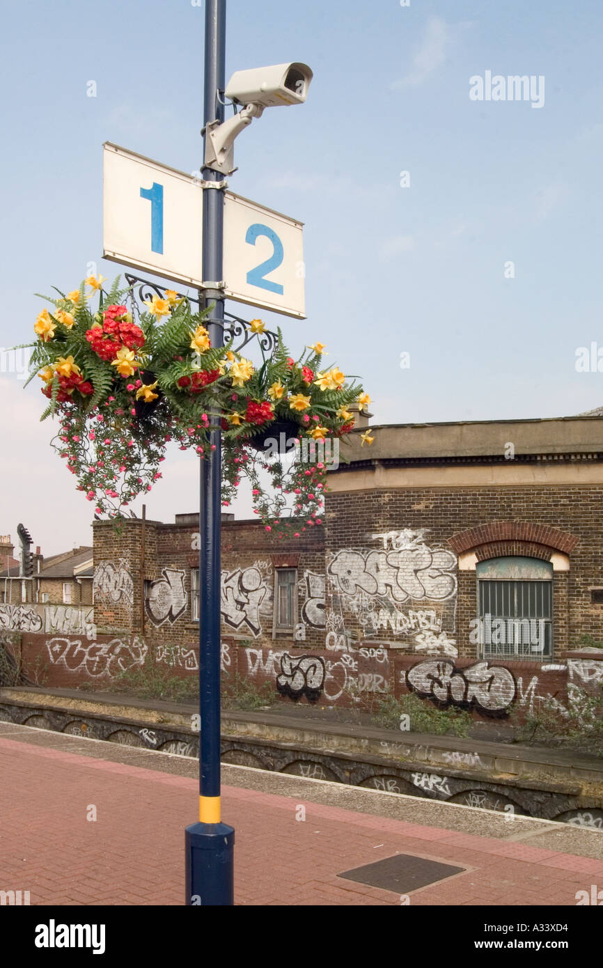 Des fleurs en plastique et de graffitis. Loughborough Junction Station, Londres, Angleterre Banque D'Images