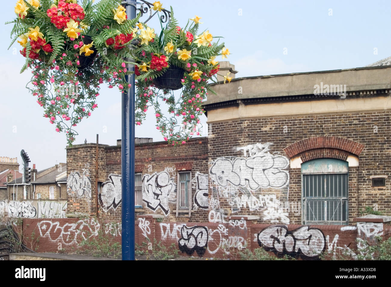 Des fleurs en plastique et de graffitis. Loughborough Junction Station, Londres, Angleterre Banque D'Images