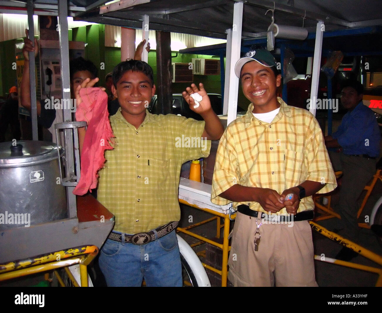 Les jeunes mexicains dans la rue, Palenque, Chiapas, Mexique Banque D'Images