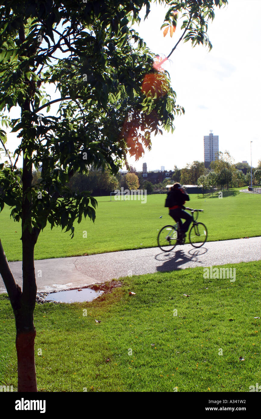 Personne rouler à bicyclette, la colline du Parlement. Hampstead Heath, Londres Banque D'Images