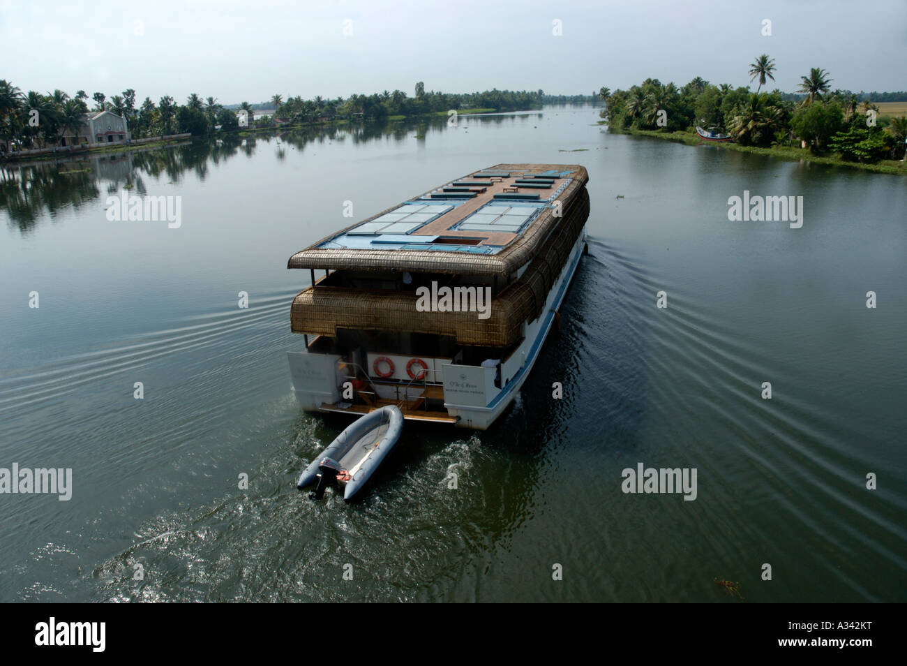 Transports Bateau se déplaçant dans les Backwaters ALAPPUZHA NEDUMUDI KUTTANAD Banque D'Images