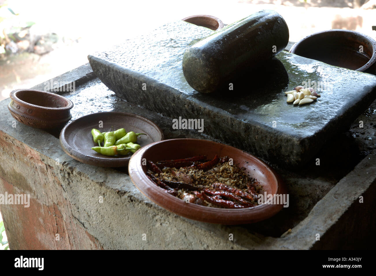 La préparation d'ÉPICES ET D'AUTRES MATÉRIAUX POUR LA CUISINE DU KERALA Banque D'Images