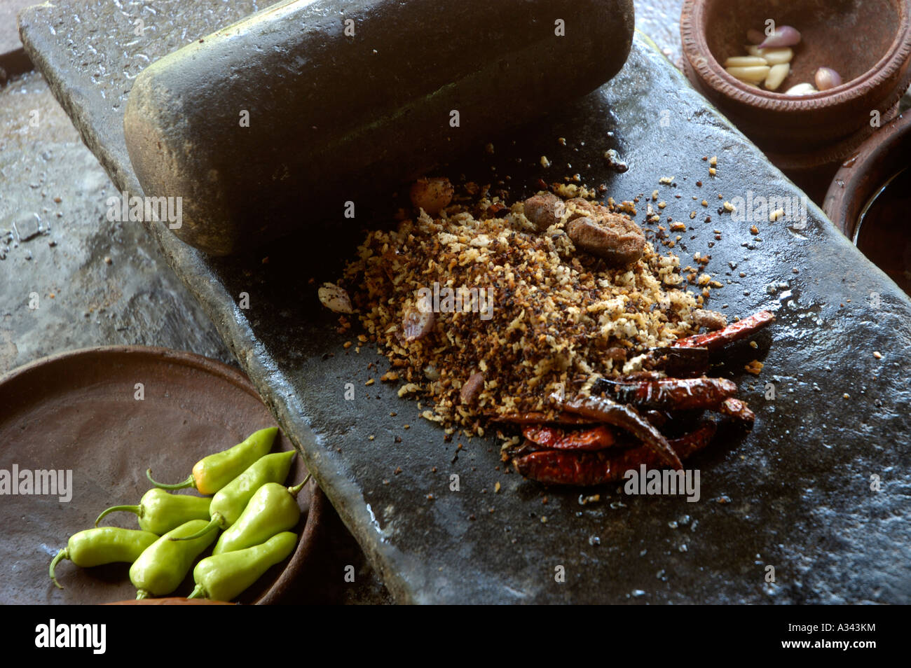 La préparation d'ÉPICES ET D'AUTRES MATÉRIAUX POUR LA CUISINE DU KERALA Banque D'Images