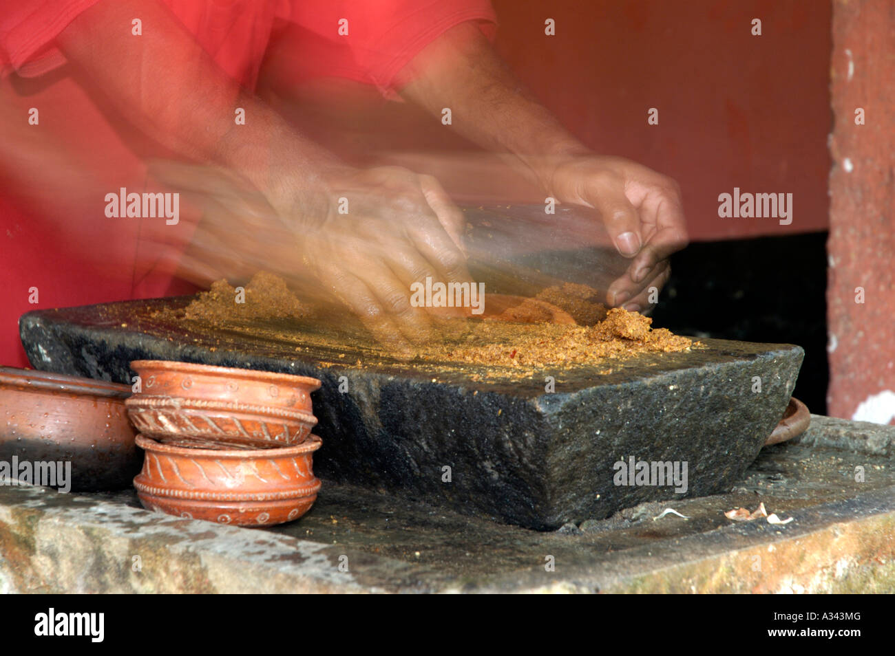 La préparation d'ÉPICES ET D'AUTRES MATÉRIAUX POUR LA CUISINE DU KERALA Banque D'Images