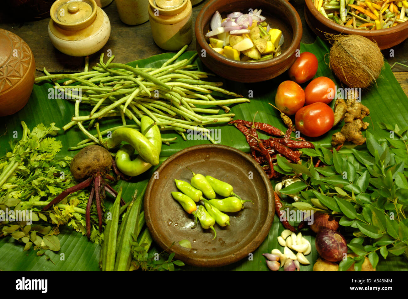 La préparation d'ÉPICES ET D'AUTRES MATÉRIAUX POUR LA CUISINE DU KERALA Banque D'Images