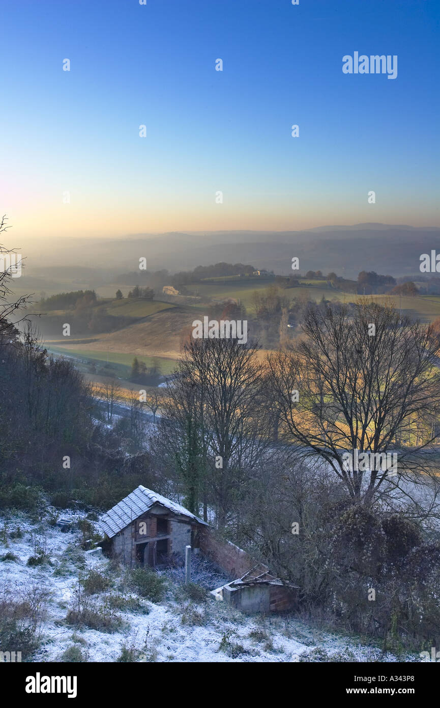 Vue sur la vallée de Vere Castelnau de Montmiral sur l'un des premiers hivers matin givré Banque D'Images