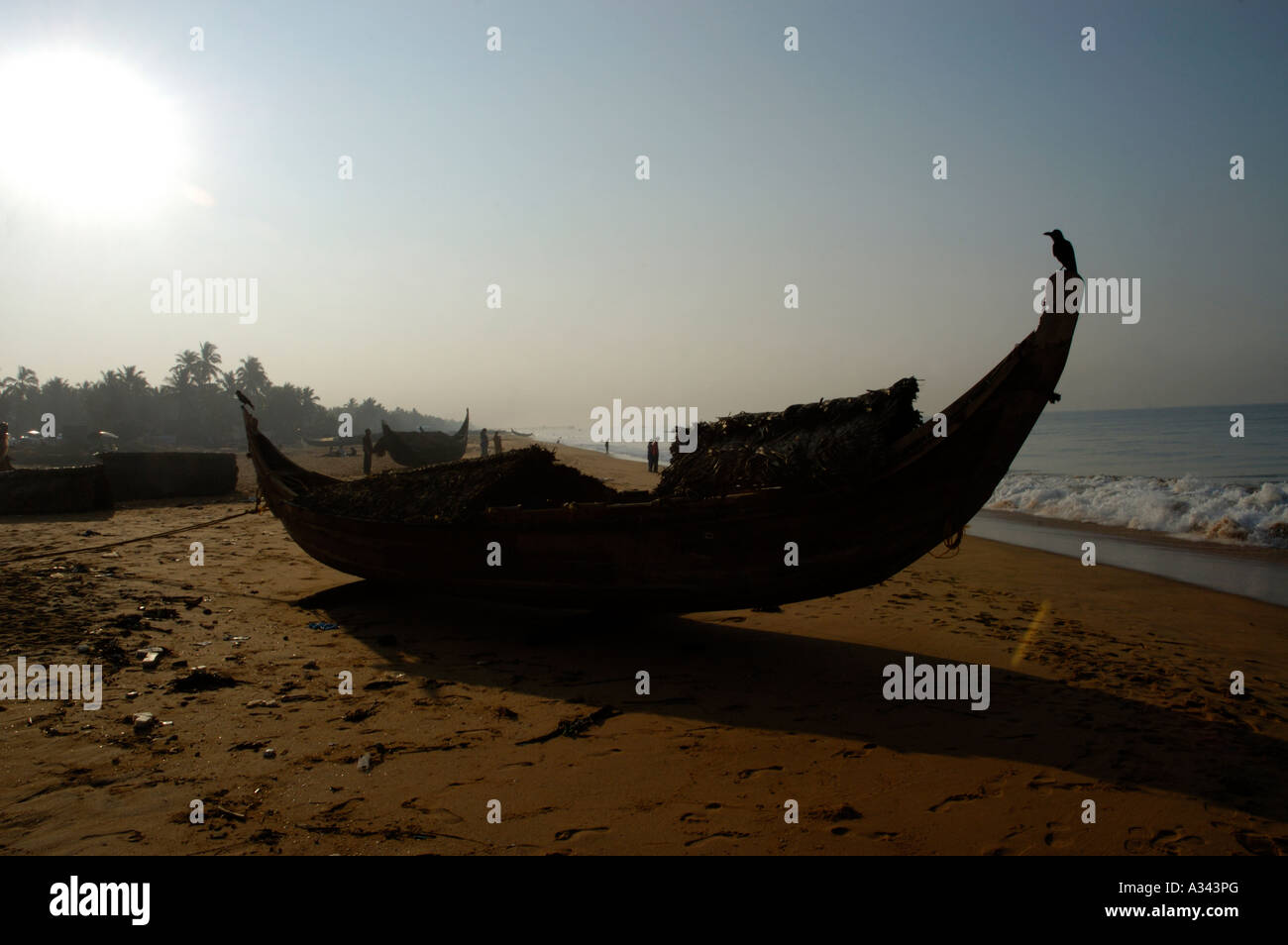 Bateau de pêche traditionnel à SANGHUMUGHOM BEACH TRIVANDRUM Banque D'Images