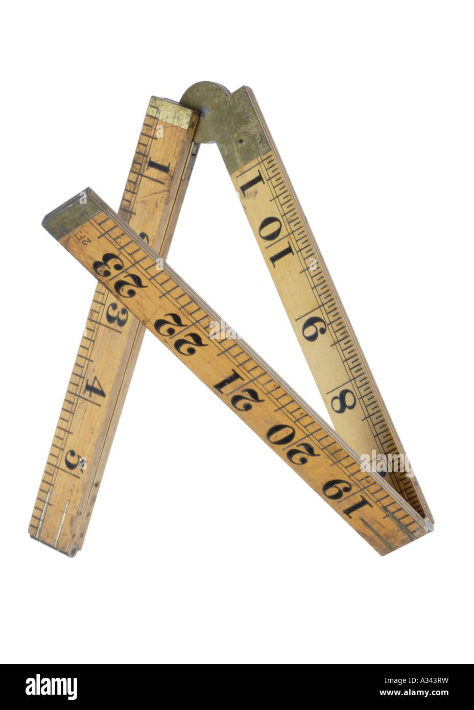Une règle de mesure en bois pliant charnières en laiton d'une lettre Banque D'Images