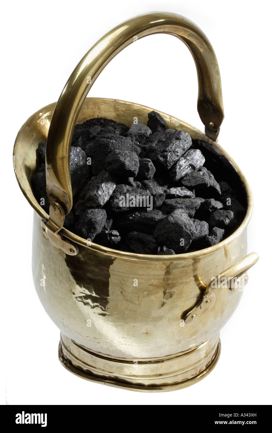 Le charbon dans un vieux seau à charbon en cuivre Banque D'Images