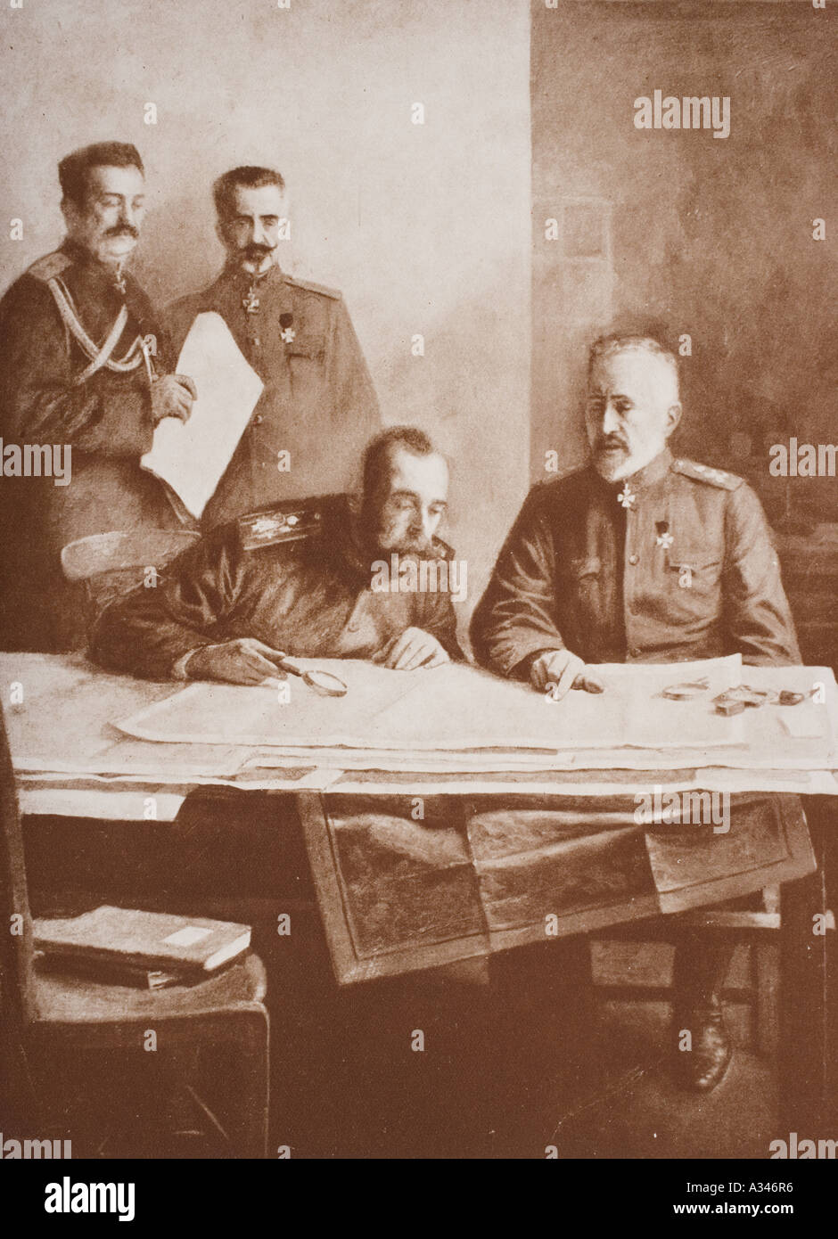 L'Empereur de Russie, Nicolas II, 1868 - 1918, assis à la gauche, avec le Grand-duc Nicolas, 1856 - 1929, à l'avant au cours de la PREMIÈRE GUERRE MONDIALE. Banque D'Images