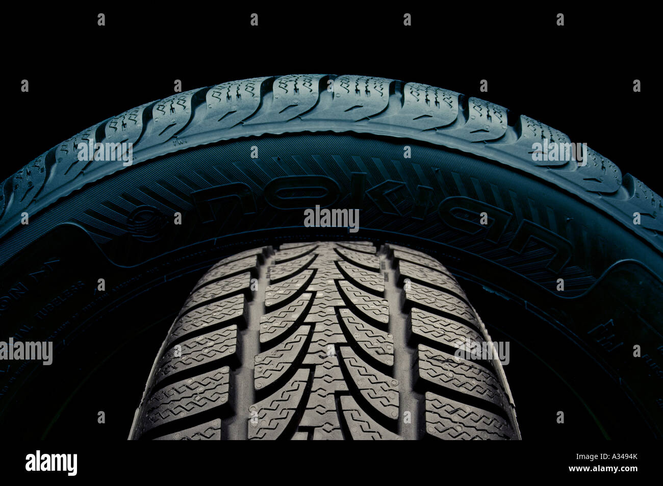 Close up of 2 deux pneus Les pneus sur fond noir Banque D'Images