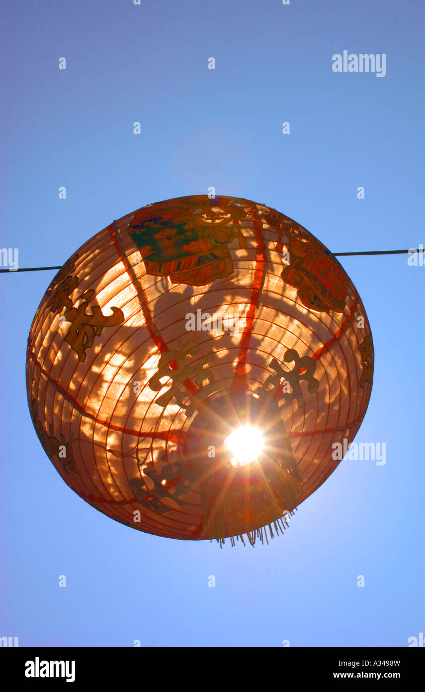 Lanterne chinoise avec soleil qui brille à travers l'île de Kinmen, Taiwan Banque D'Images