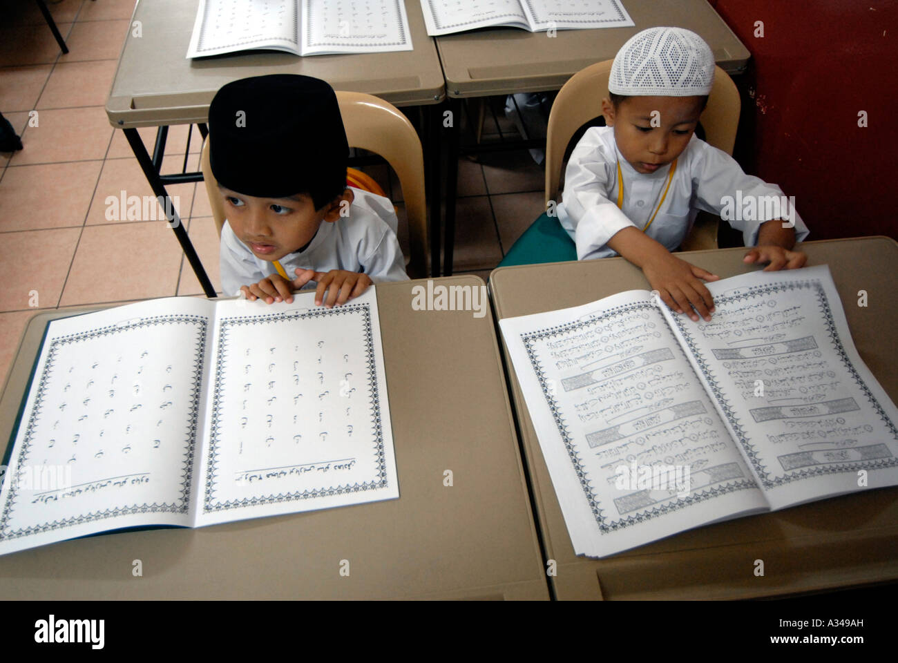 Les élèves de maternelle et primaire une étude d'une version simplifiée du Coran dans une école musulmane, Kuala Lumpur, Malaisie Banque D'Images