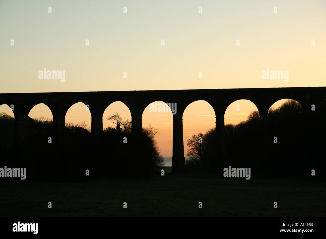 Porthkerry viaduc au lever de Barry Vale of Glamorgan South Wales Banque D'Images