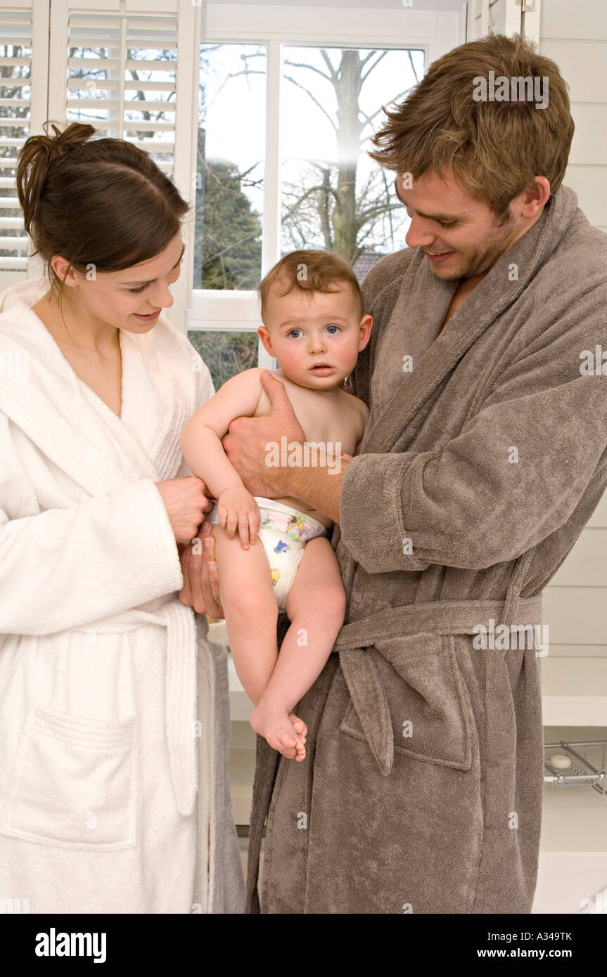 Jeune Couple En Peignoir Avec Bebe Dans La Salle De Bains Photo Stock Alamy