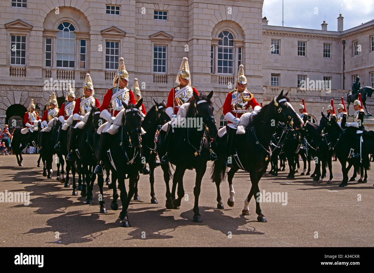 Horse Guards sur les chevaux, relève de la garde, Horse Guards Parade, Whitehall, Londres, Angleterre Banque D'Images