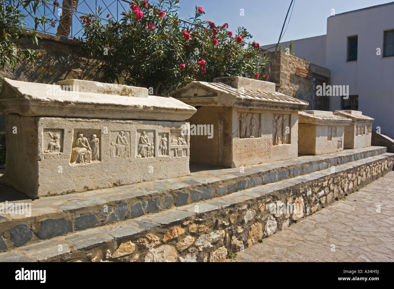 Île grecque Paros Parikia Musée Archéologique de Paros tombes table près de l'entrée du cimetière antique Banque D'Images