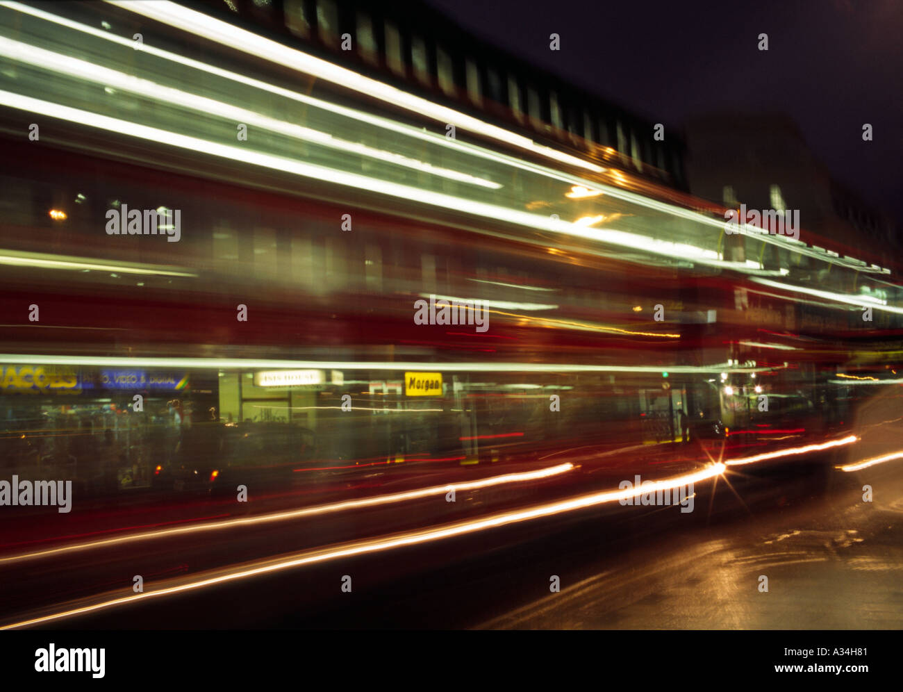 London bus rouge descend à Tottenham Court Road Londres la nuit Banque D'Images