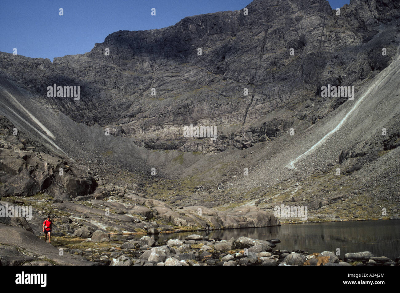 Walker à Coire Lagan, Coullin noire, île de Skye, Écosse, Hébrides intérieures, le Royaume-Uni, l'Europe. Banque D'Images