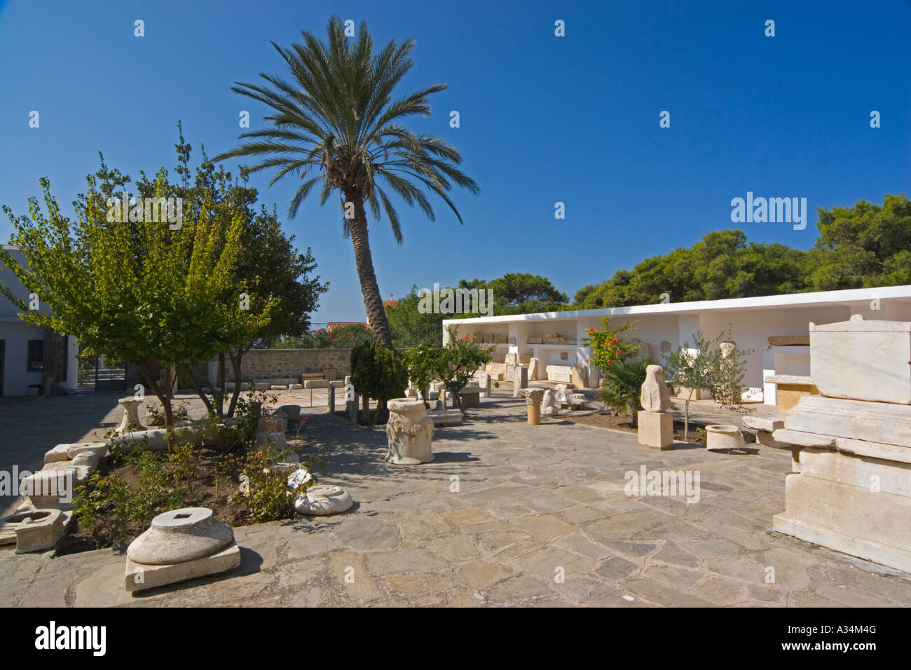 Île grecque Paros Parikia Musée Archéologique de Paros vue sur la cour avec des reliques Banque D'Images